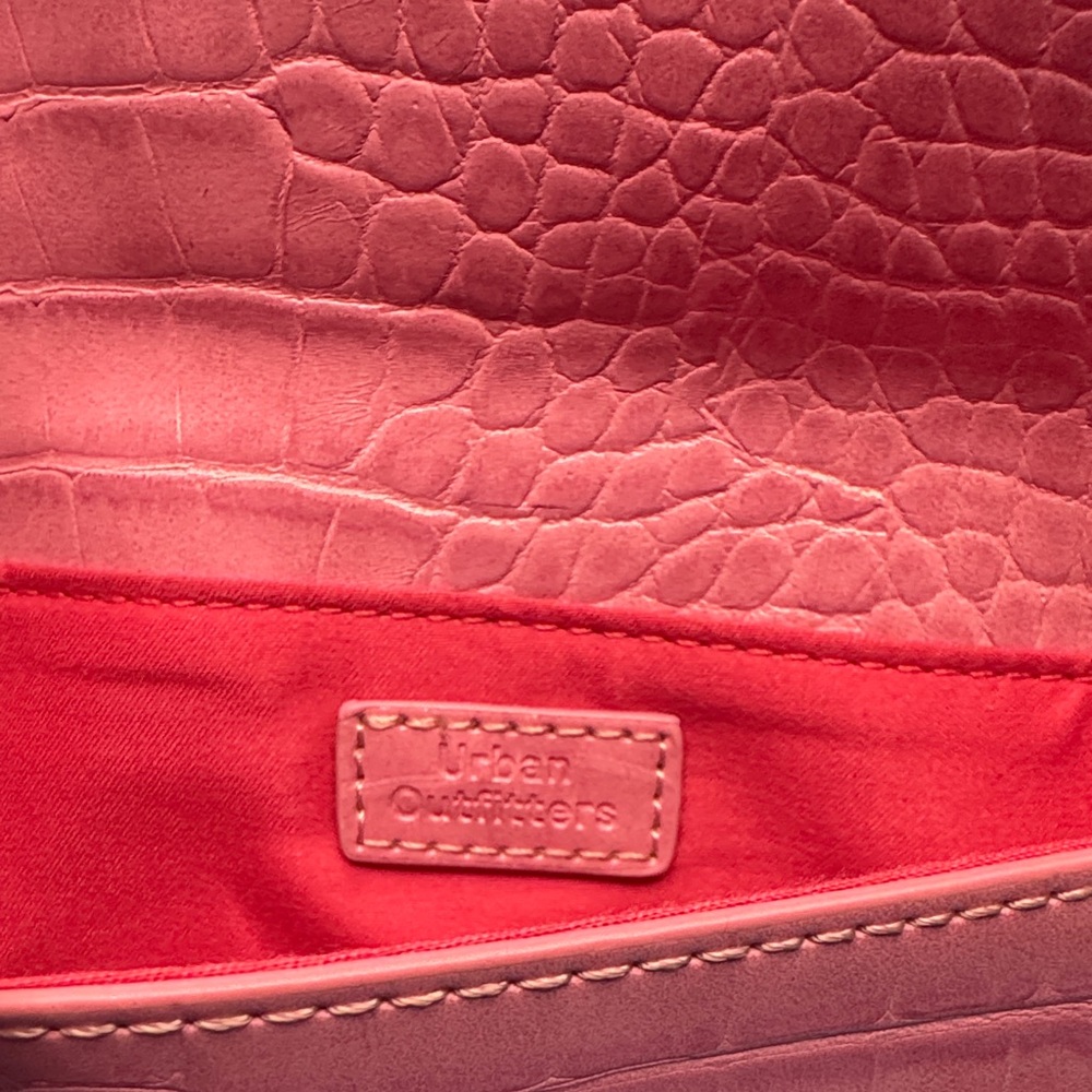 💖 Urban Outfitters Pink Croc-Embossed Crossbody Bag – Trendy & Chic 💖 - Picture 3 of 6